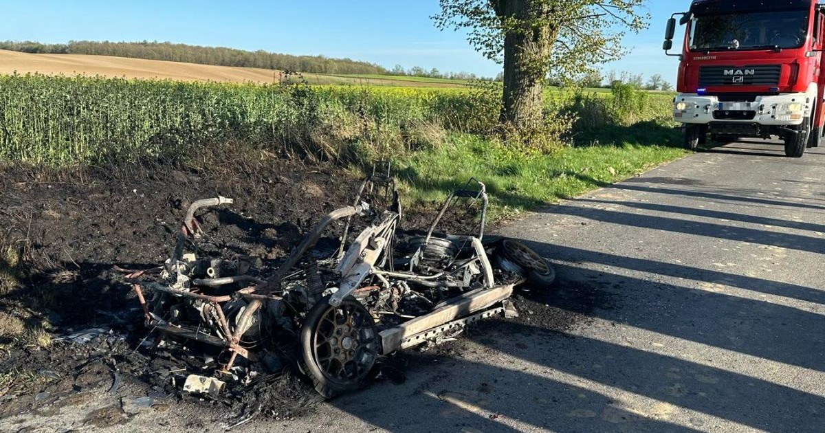 Ogień doszczętnie strawił samochód. Tym razem obyło się bez ofiar