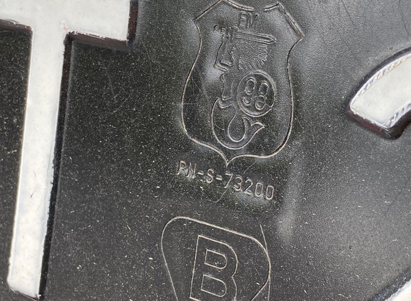 Nowe auta z czarnymi tablicami rejestracyjnymi? Takimi zachowaniami kierowcy mocno ryzykują