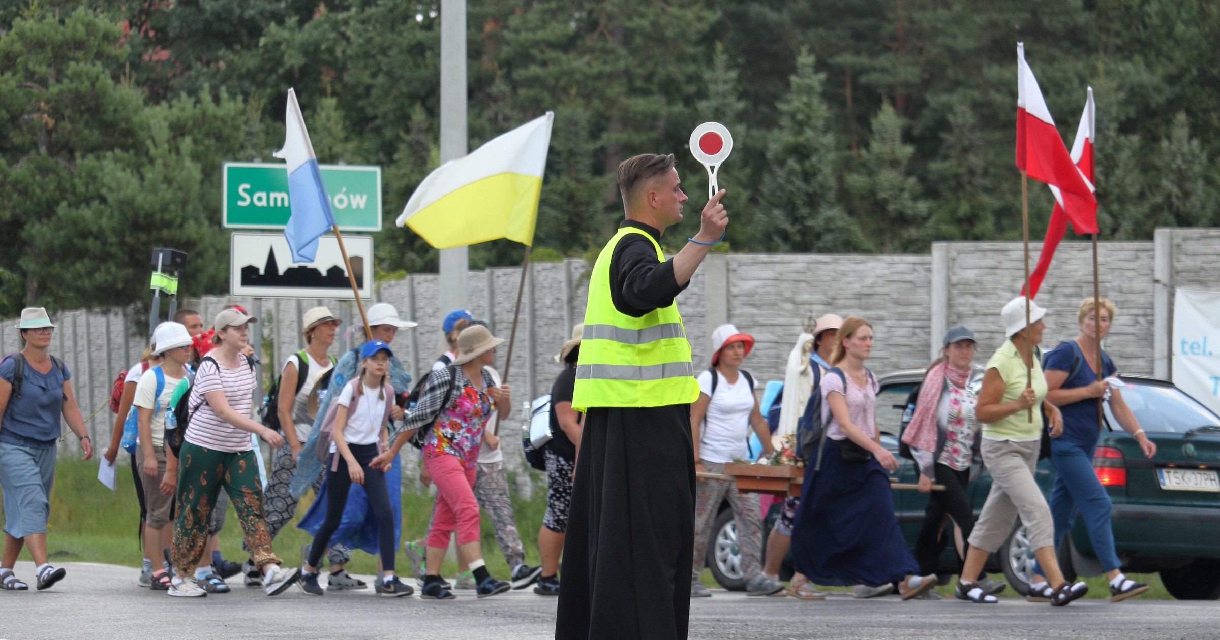 Duchowni czy świeccy porządkowi z lizakami w rękach, kierujący ruchem podczas przemarszów pielgrzymek, to w sierpniu w Polsce normalny widok. 