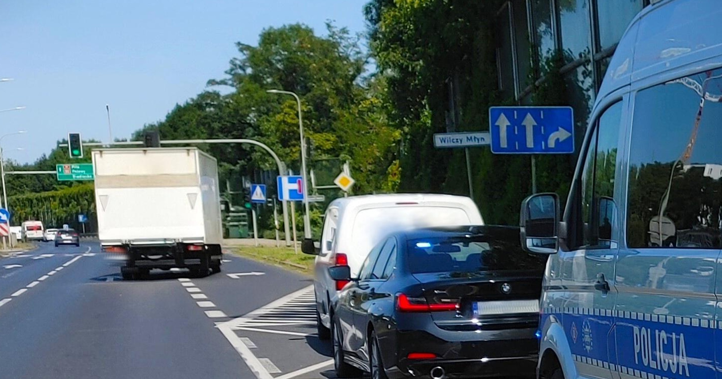 Kierowca miał prawo jazdy, ale dane się nie zgadzały...