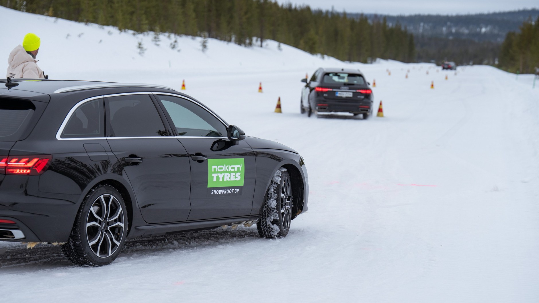 Slalom na śniegu w centrum Nokiana w Ivalo