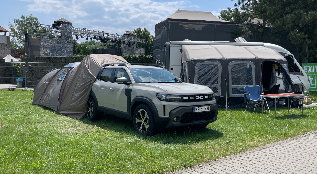 Pojechałem Dacią Duster z "odwłokiem" na festiwal. Czy sprawdza się w roli kampera?