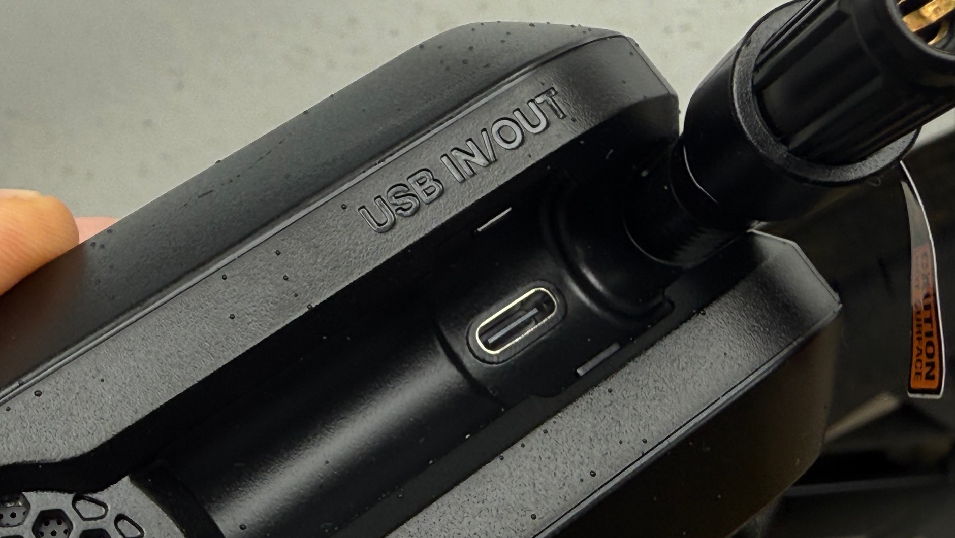 Noco AL5 jest ładowany przez gniazdo USB-C. Maksymalna moc ładowania to 30W – to samo gniazdo może oddawać prąd mocą 30W