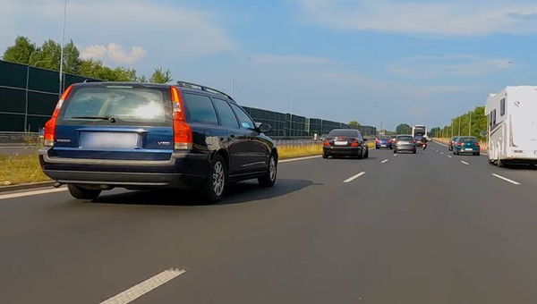 Niebezpieczna i nieprzepisowa jazda na zderzaku
