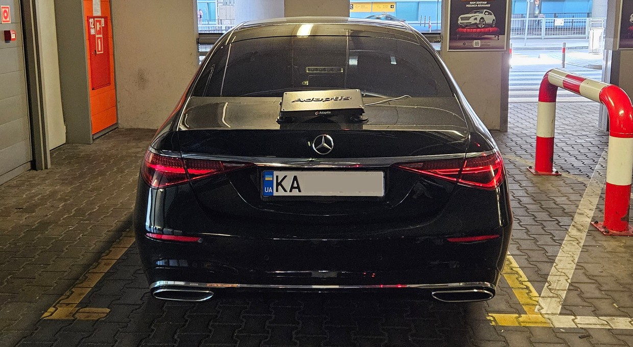 Przy lotnisku w Warszawie stał czarny Mercedes na ukraińskich tablicach ze skrzynką na klapie. Co to jest?