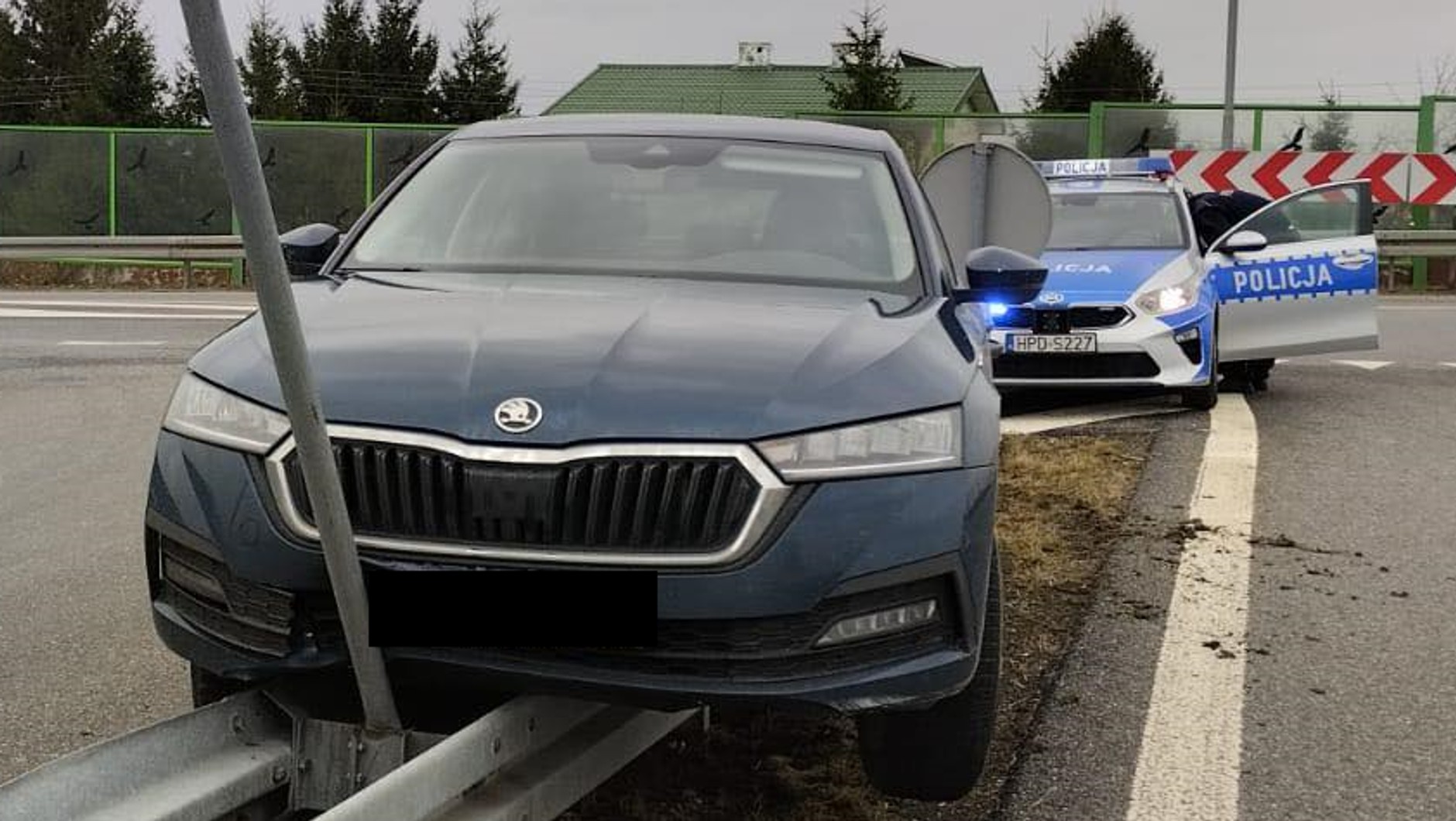Skoda zawisła na barierce. To był dopiero początek