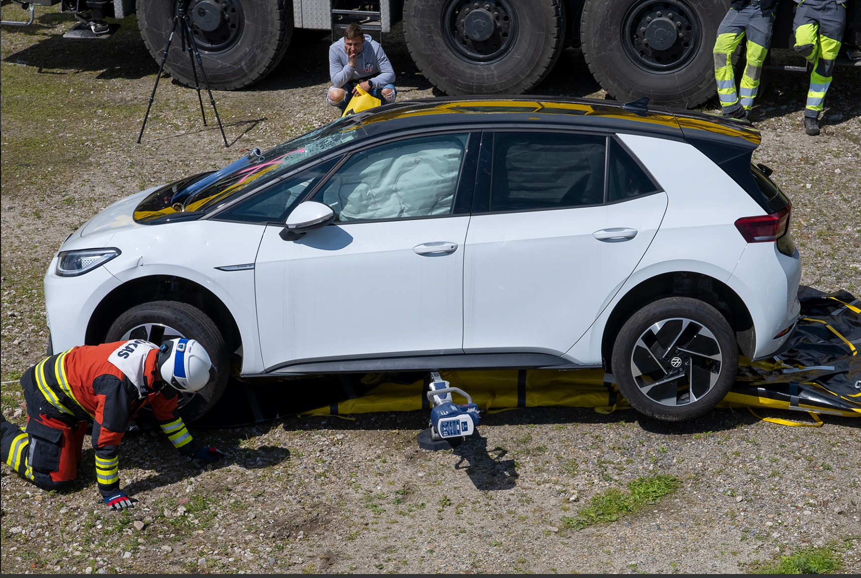Auto trzeba unieść po kolei z obu stron, aby podłożyć materiał pod spód