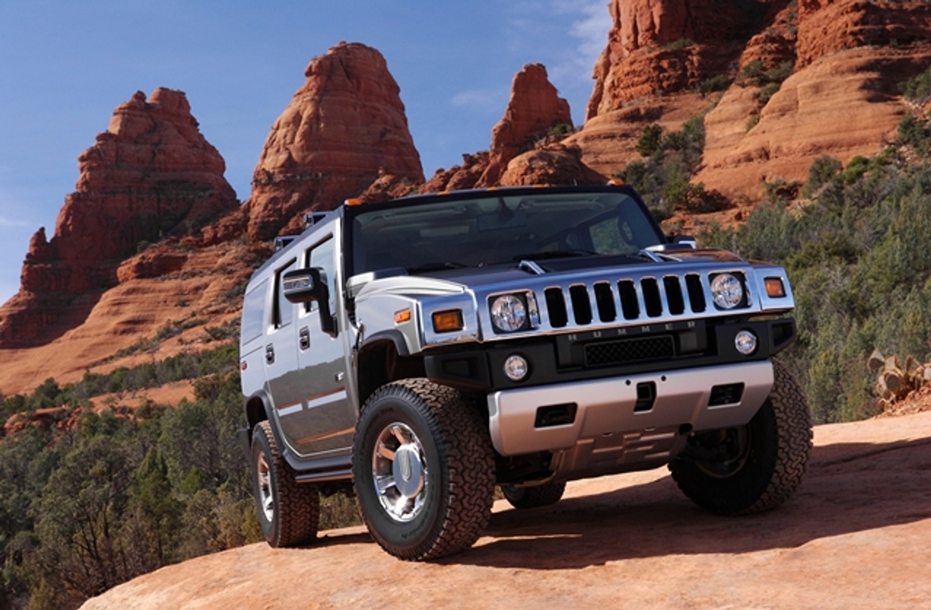 Najwyższy budynek świata jest kilkaset razy wyższy niż najwyższe auto świata