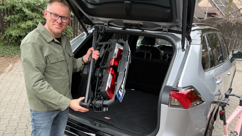 Thyle VeloLite – prosta platforma rowerowa na hak – jest bardzo lekki i po złożeniu z łatwością mieści się w bagażniku samochodu