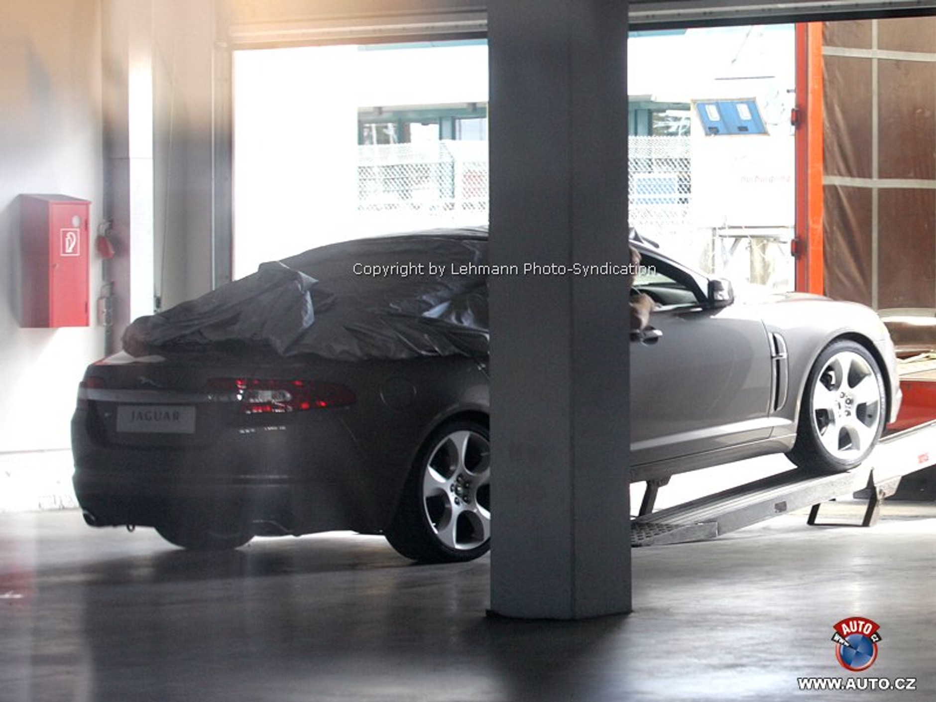 Zdjęcia szpiegowskie: Tył seryjnego Jaguara XF odkryty