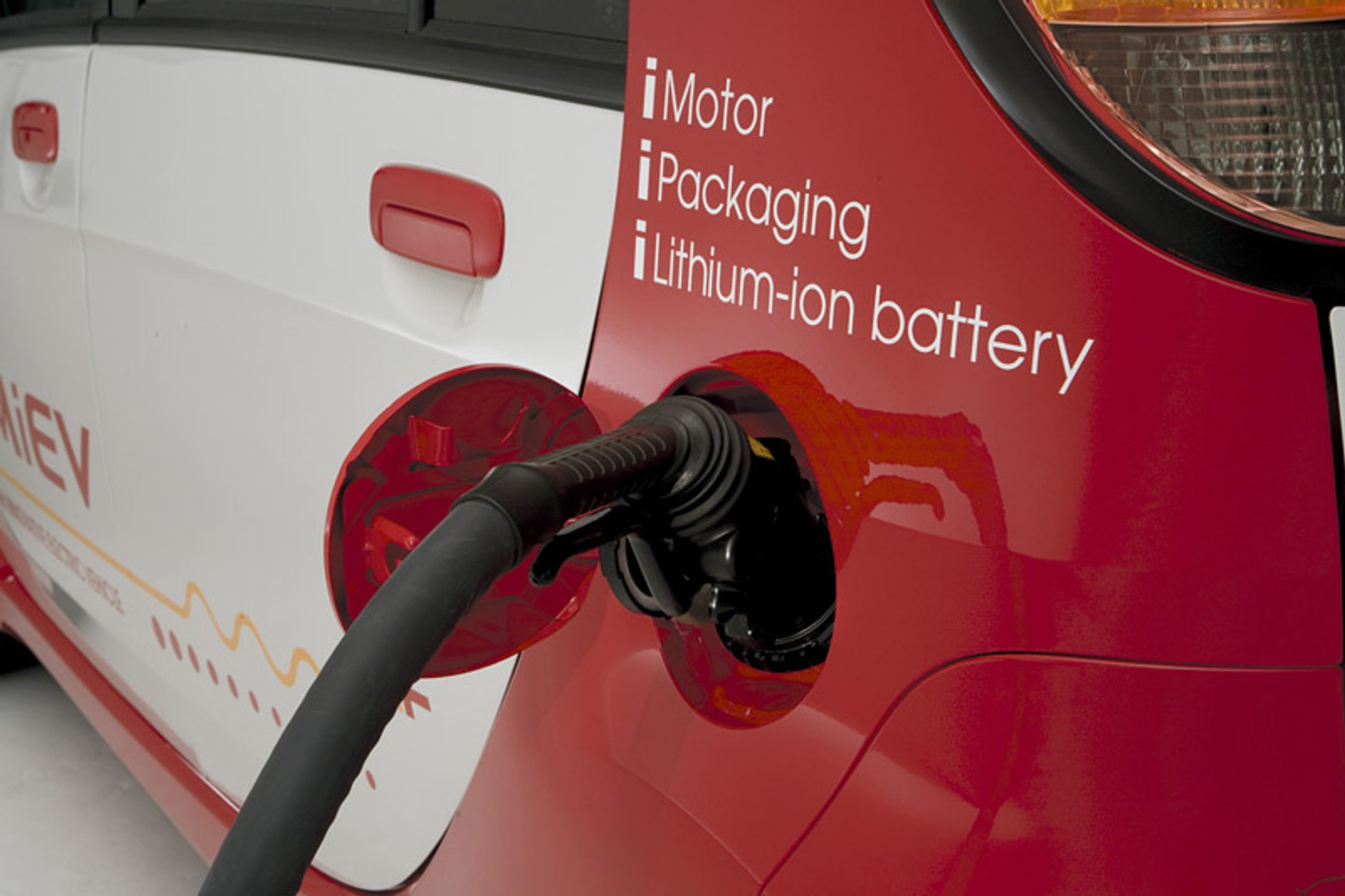 Mitsubishi: zainteresowanie elektrycznym i-MiEV zmusza producenta do zwiększenia produkcji