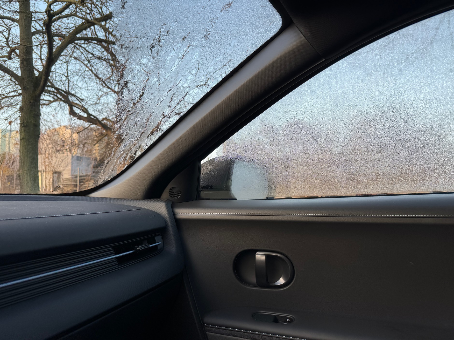 Lepka woda nie chciała poddać się wycieraczce, okazało się, że kompletnie zasłania lusterko