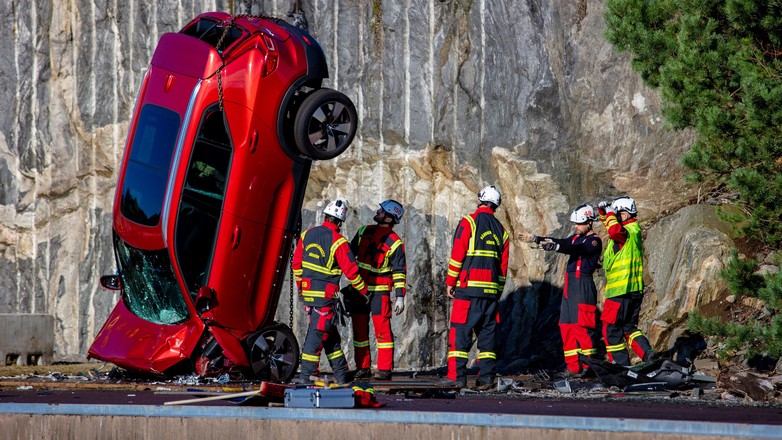 Zrzucali nowe auta z wysokości 30 metrów!