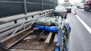 Policjanci zwrócili uwagę na dziwnie ustawioną Skodę na A1. Szybko znaleźli łup złodziei