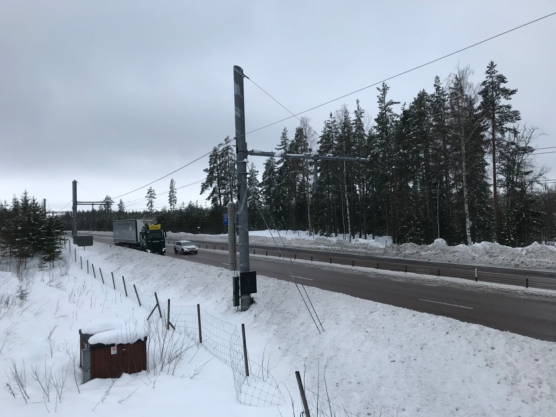 Hybrydowa Scania R450 na drodze E16 w Szwecji