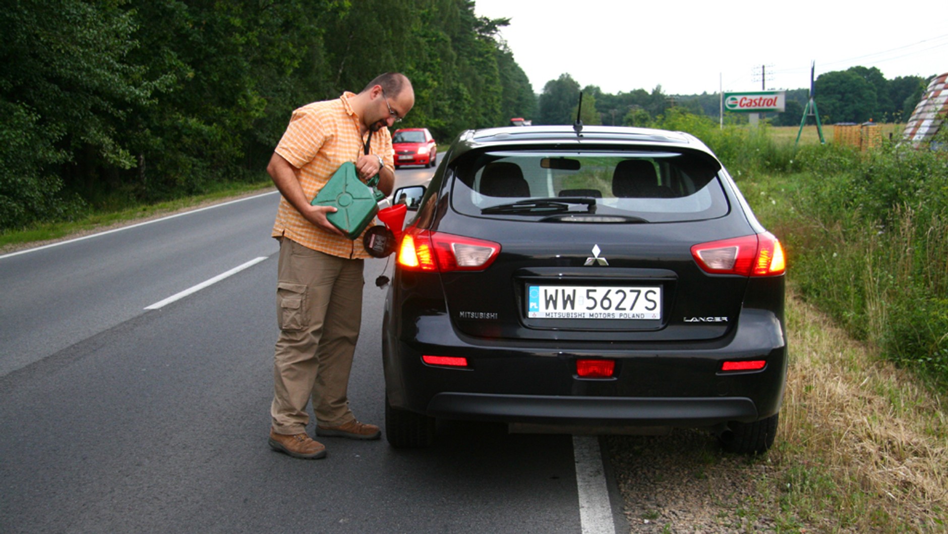 Ile kilometrów przejedziesz na rezerwie? Sprawdziliśmy jak kłamią wskaźniki zasięgu i dlaczego?