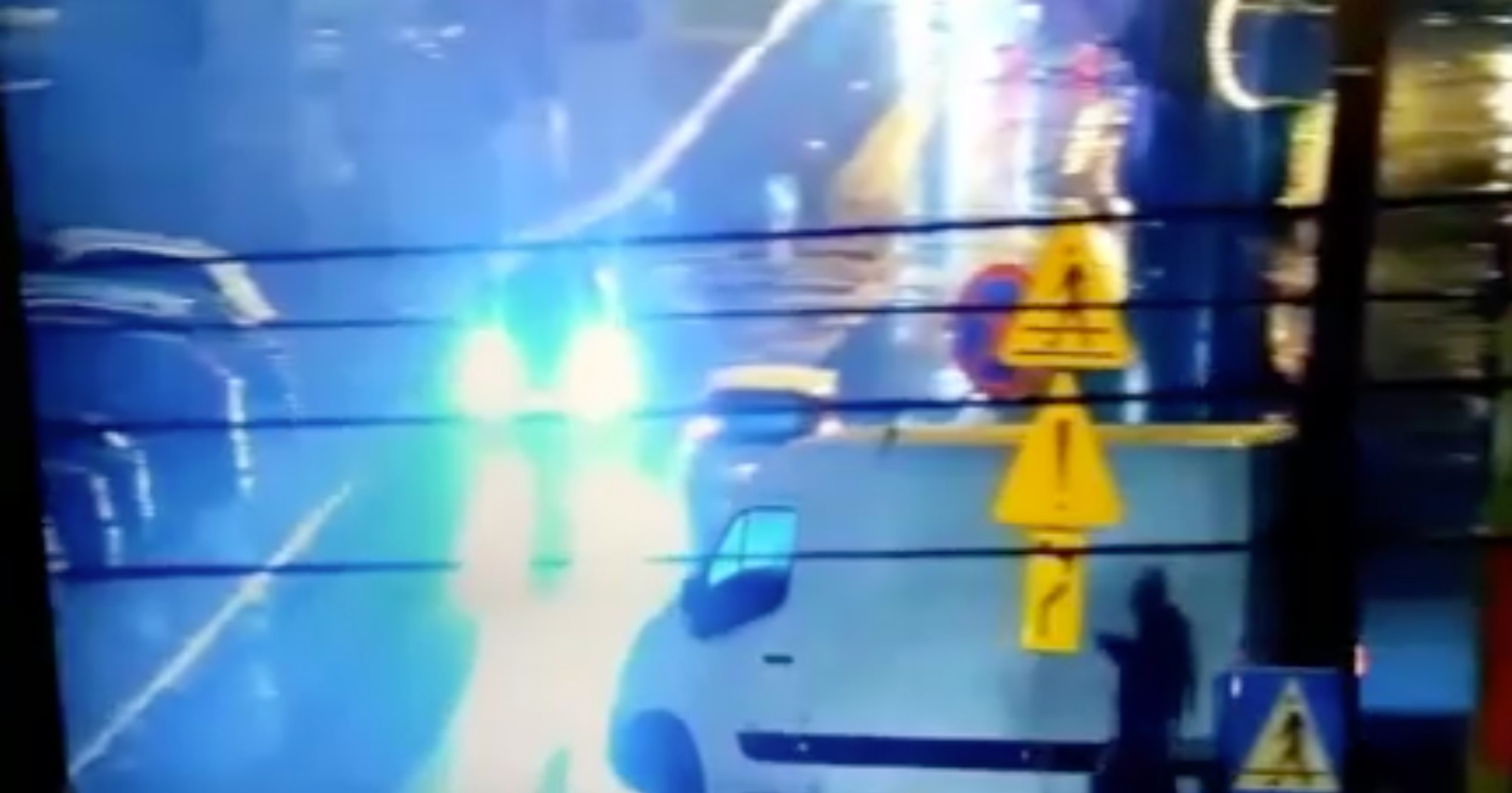 33-latek chciał kopnąć w auto dostawcze i wpadł pod jadące auto