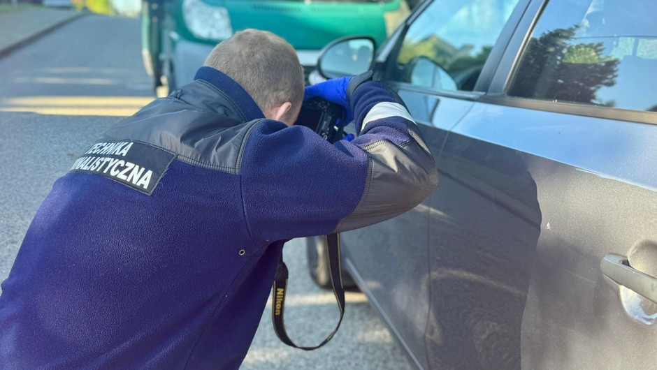 Policjanci namierzyli auto, przy którym wcześniej majstrowali zatrzymani