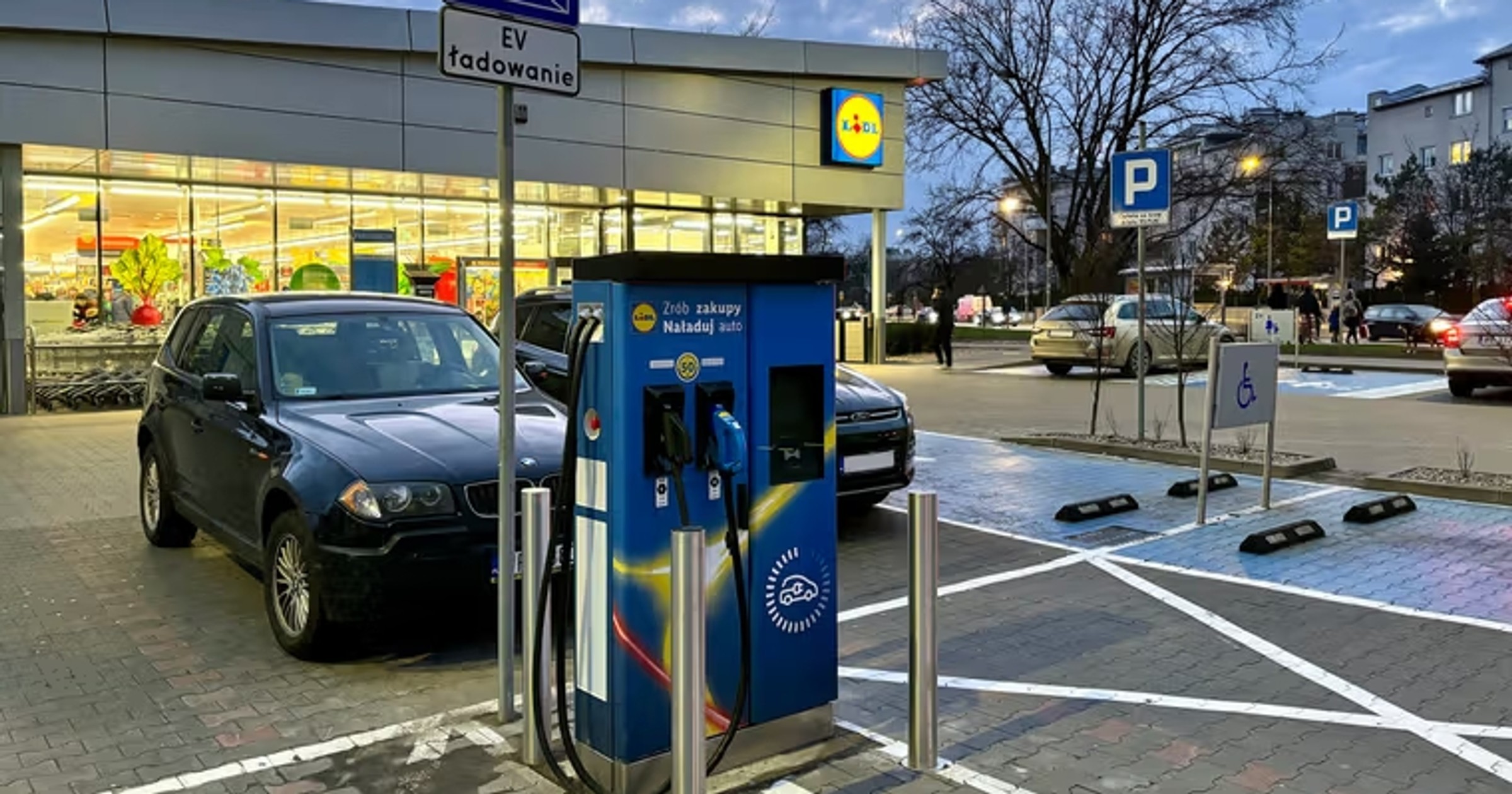 Znak D-18 na parkingu Lidla