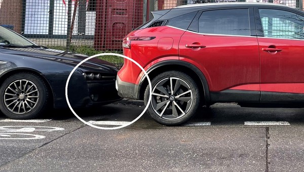 Zostawiłeś tak auto na ciasnym parkingu? Prosta czynność ochroni cię przed wydatkiem