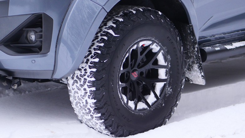 Na kopnym śniegu opony uterenowione typu AT spisują się z reguły świetnie. Problem się zacznie, kiedy śnieg się stopi i droga zrobi się mokra