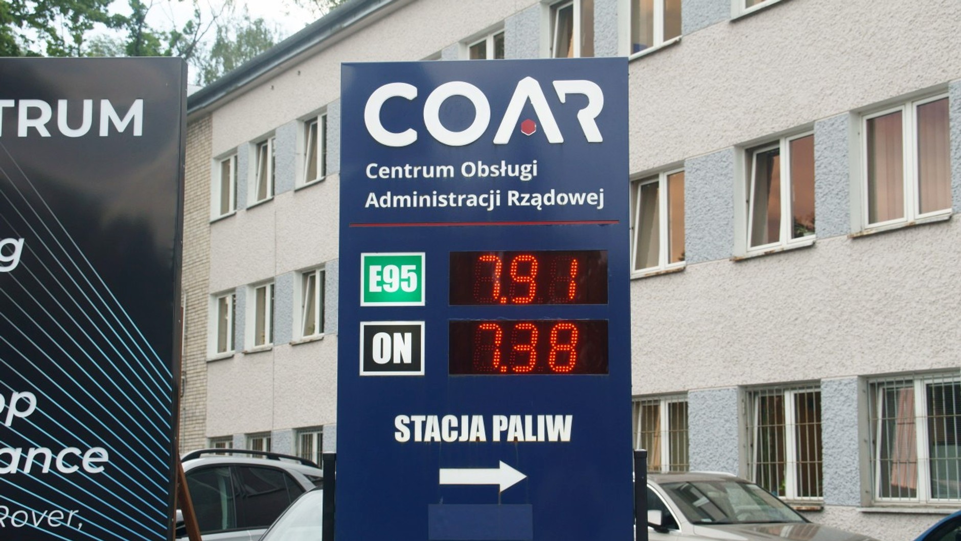 Totemik z cenami na stacji paliw COAR