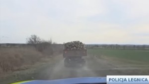 Policjanci prowadzili widowiskowy pościg za... Ursusem z przyczepą [WIDEO]