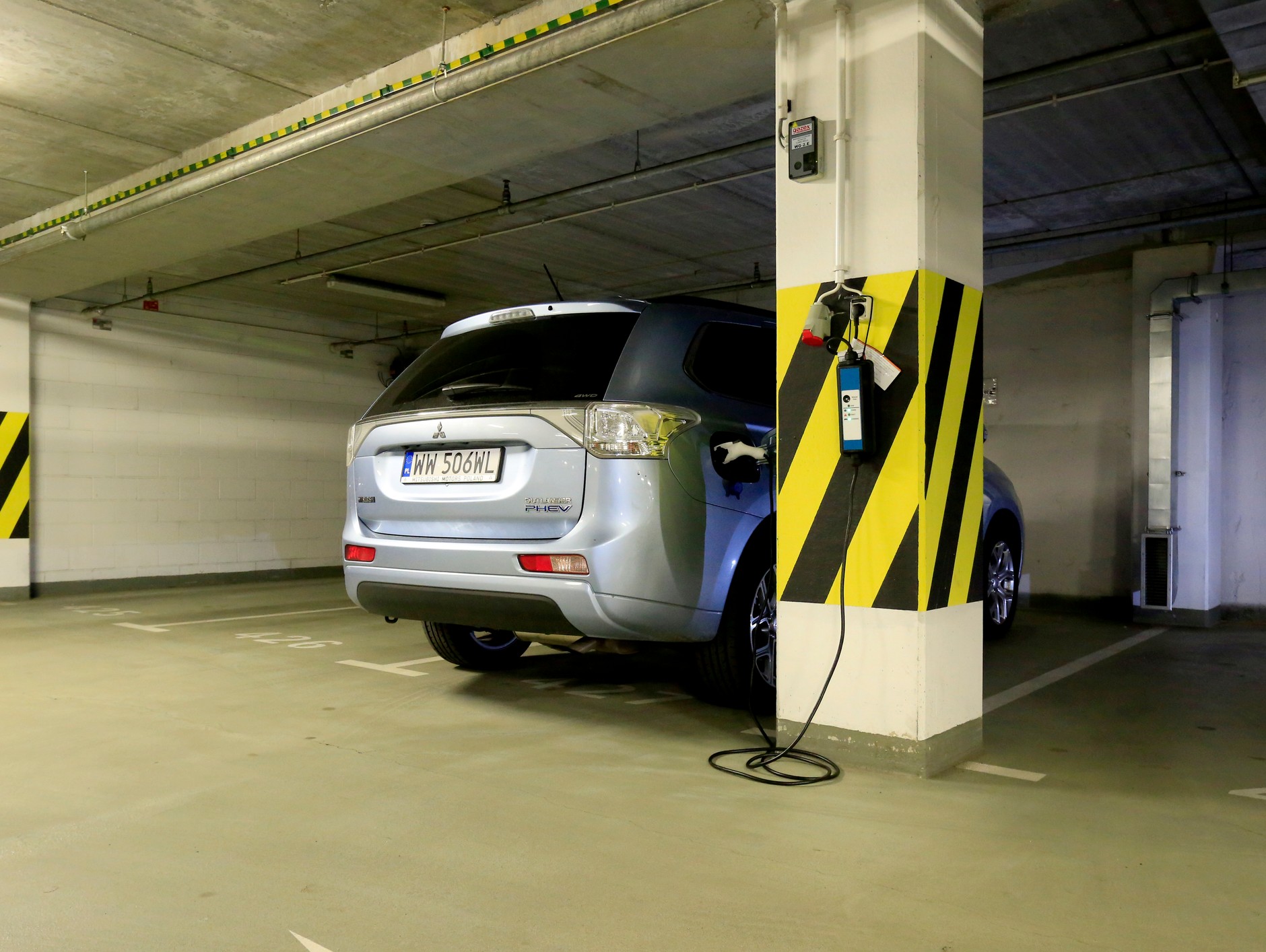 Nawet jeżeli obok naszego miejsca postojowego jest gniazdo, to bez zgody zarządcy budynku, a przede wszystkim bez podlicznika pozwalającego na rozliczanie zużytego prądu, nie możemy z niego skorzystać do ładowania auta elektrycznego. Ładowanie bez zgody to kradzież prądu!