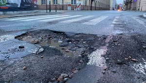 Dziury w łódzkich ulicach to kratery. Można urwać koło [Galeria]