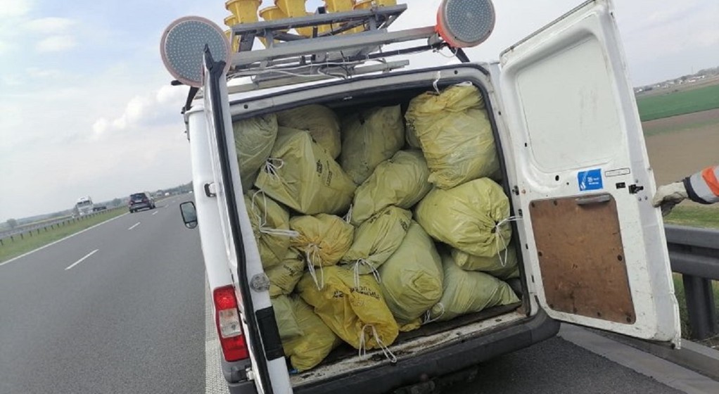 Śmieci zebrane przez pracowników GDDKiA