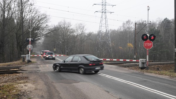 System Red Light na przejazdach kolejowych – będą mandaty za wjazd na czerwonym świetle