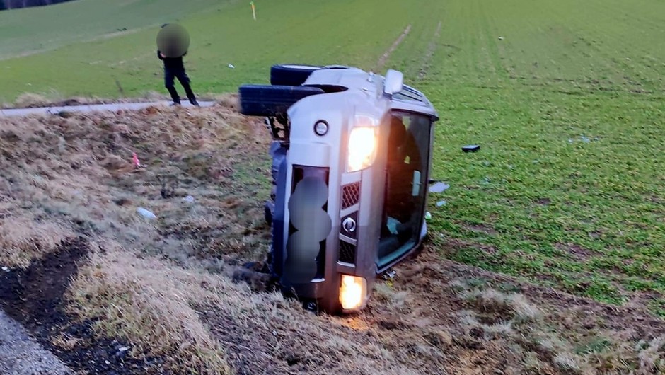 Zderzyli się tam, gdzie protestowali rolnicy. Nissan wylądował na boku