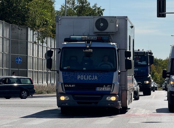 Ciężarówka policyjna z wielkim pudłem z tyłu to istotny element bezpieczeństwa. Jest ich niewiele