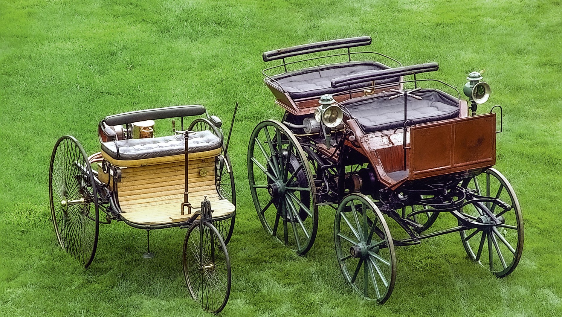 Prawie w tym samym czasie w 1886 roku powstały  Motorwagen Benza i silnikowa bryczka Daimlera.