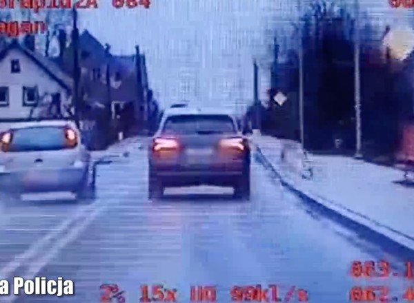 Głupi i głupszy, a za nimi radiowóz. Policjanci nie mogli uwierzyć