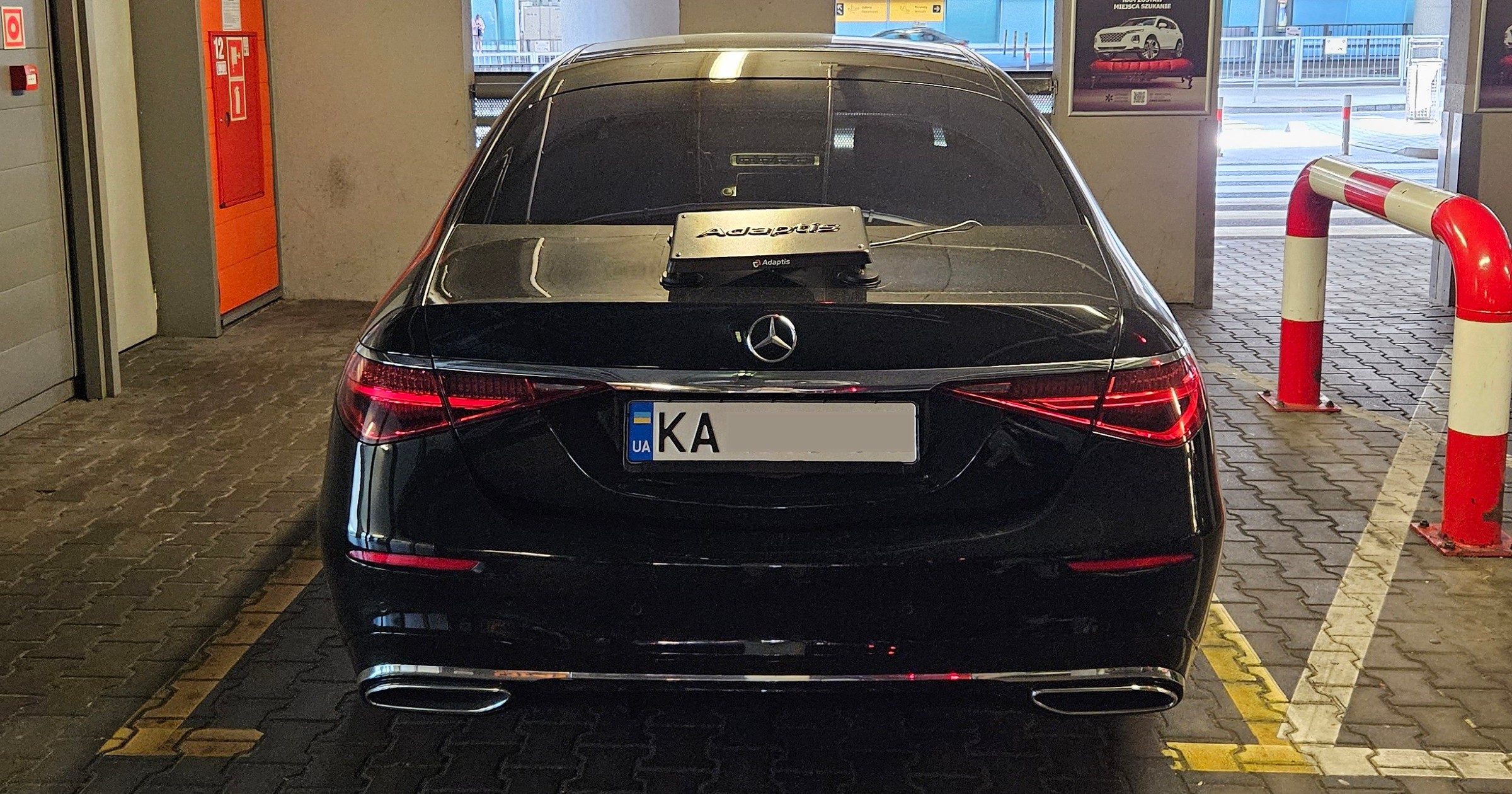 Adaptis — adapter zamontowany na bagażniku mercedesa z Ukrainy