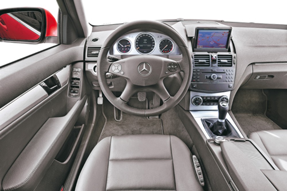 Audi A4 kontra BMW 3 i Mercedes C - Eleganckie i drogie, ale czy praktyczne?