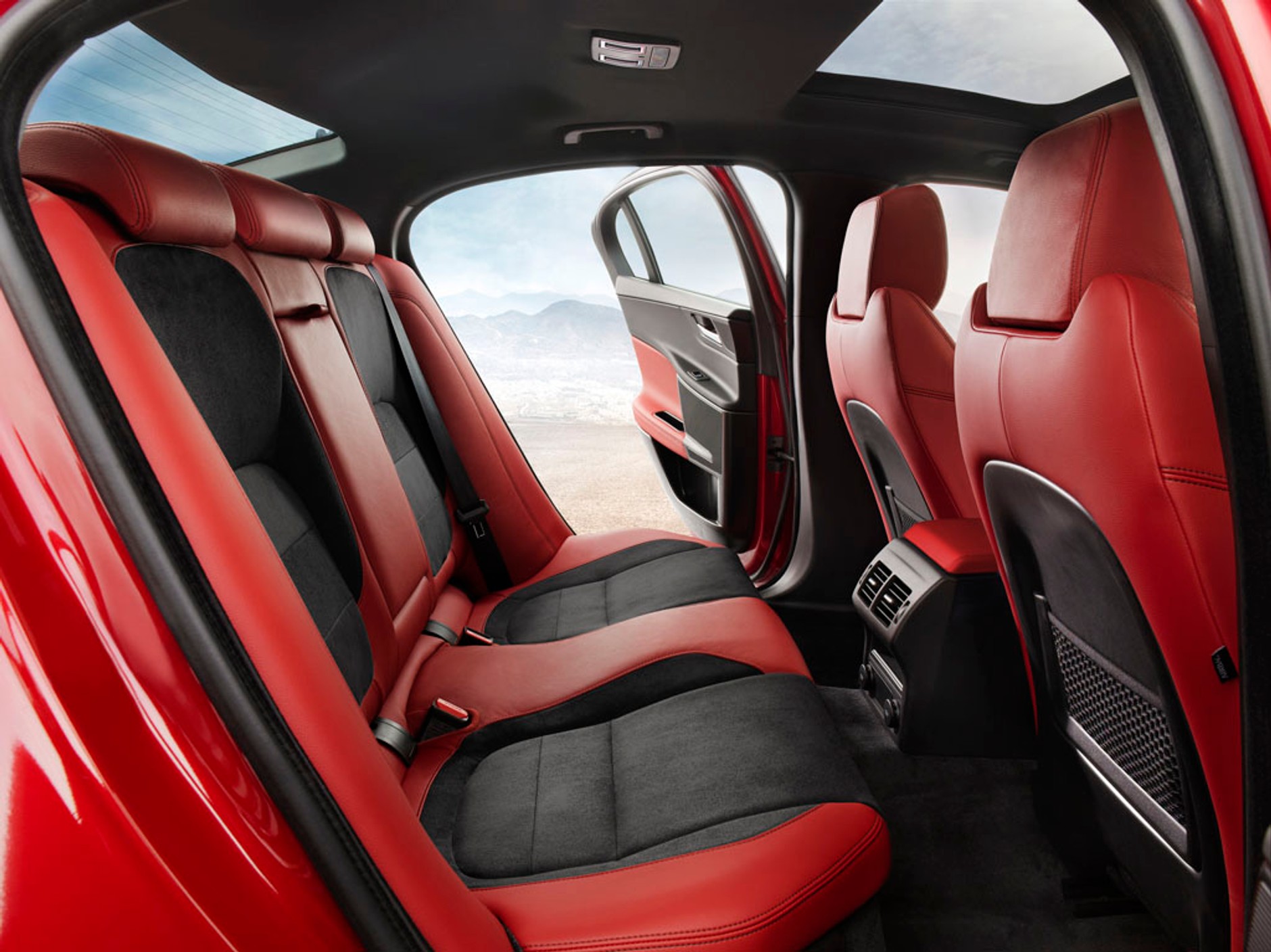 Jaguar XE - Drżyjcie Bawarczycy