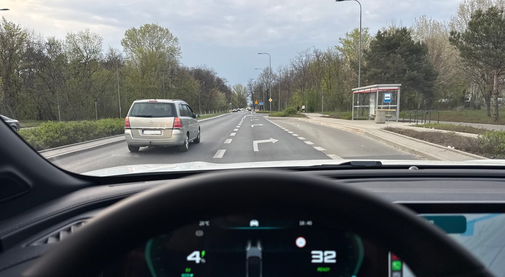 Ucieczka z pasa, który skręca, ale się nie kończy, w żadnym wypadku nie jest jazdą na suwak