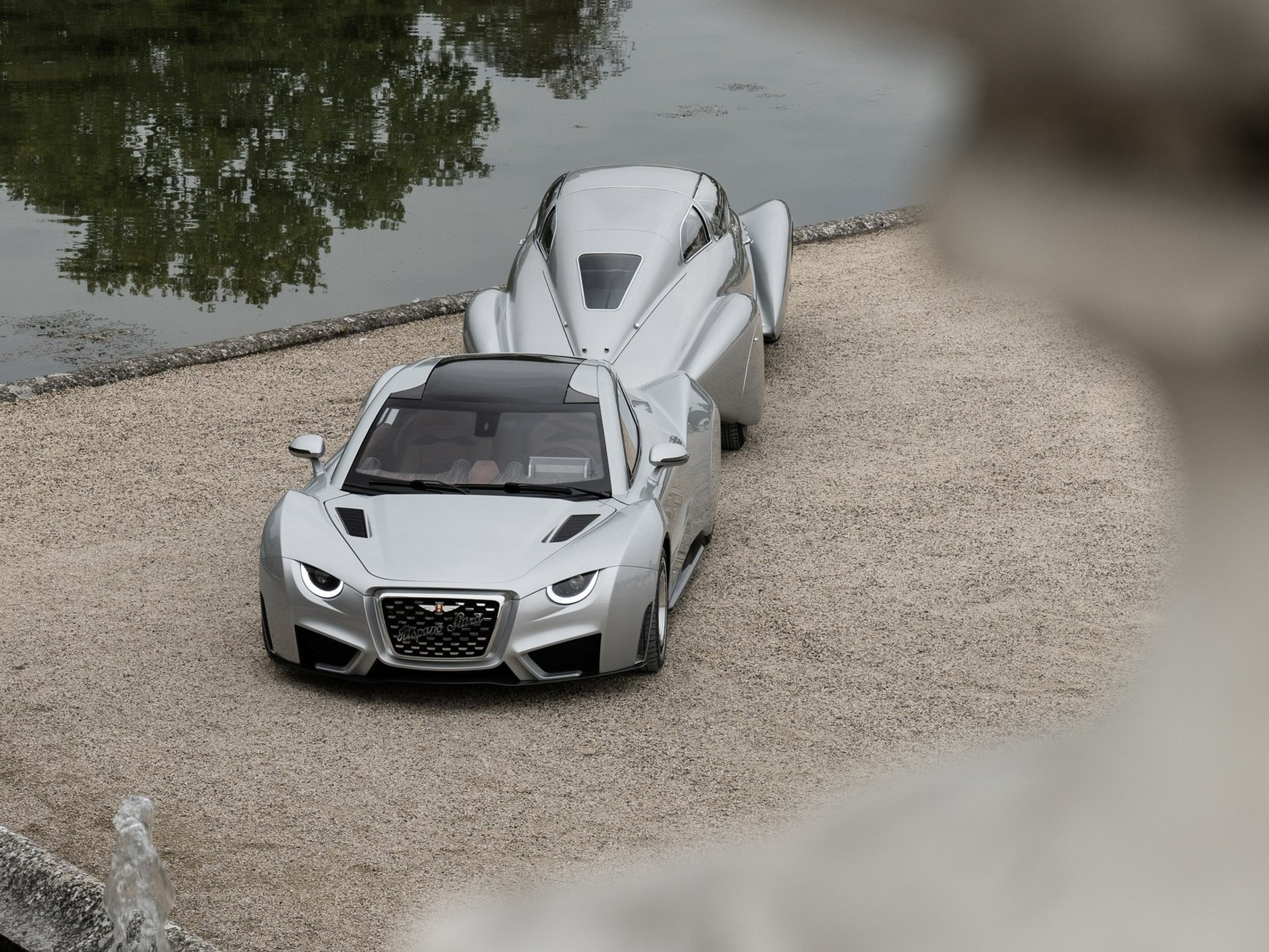 Samochody Hispano Suiza. Dzieli je 81 lat, łączy wspólne DNA