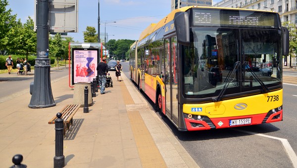 Autobus nie zawsze ma pierwszeństwo. Kierowca musi wiedzieć o dwóch warunkach
