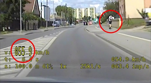 Jechał hulajnogą po ścieżce dla rowerów. Policjanci namierzyli go... wideorejestratorem