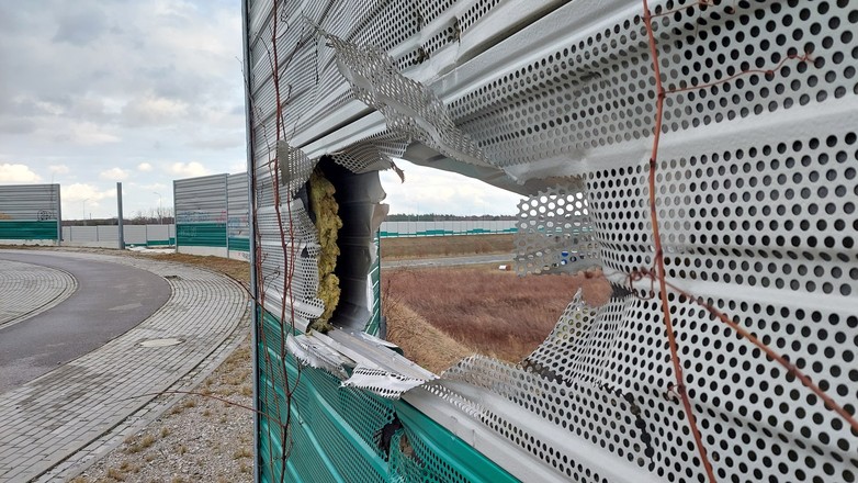 Zdemolowany i rozkradziony węzeł na trasie S8