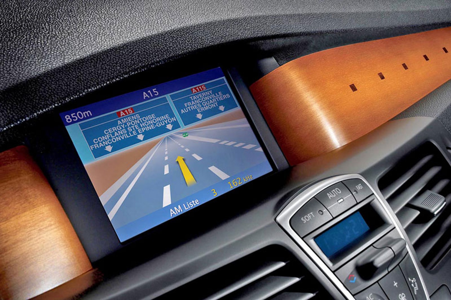 Nowy Renault Laguna – zaskakujący design (pierwsze zdjęcia)