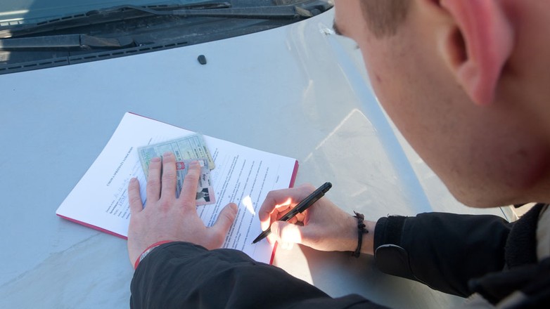 Co powinno znaleźć się w umowie kupna-sprzedaży auta?