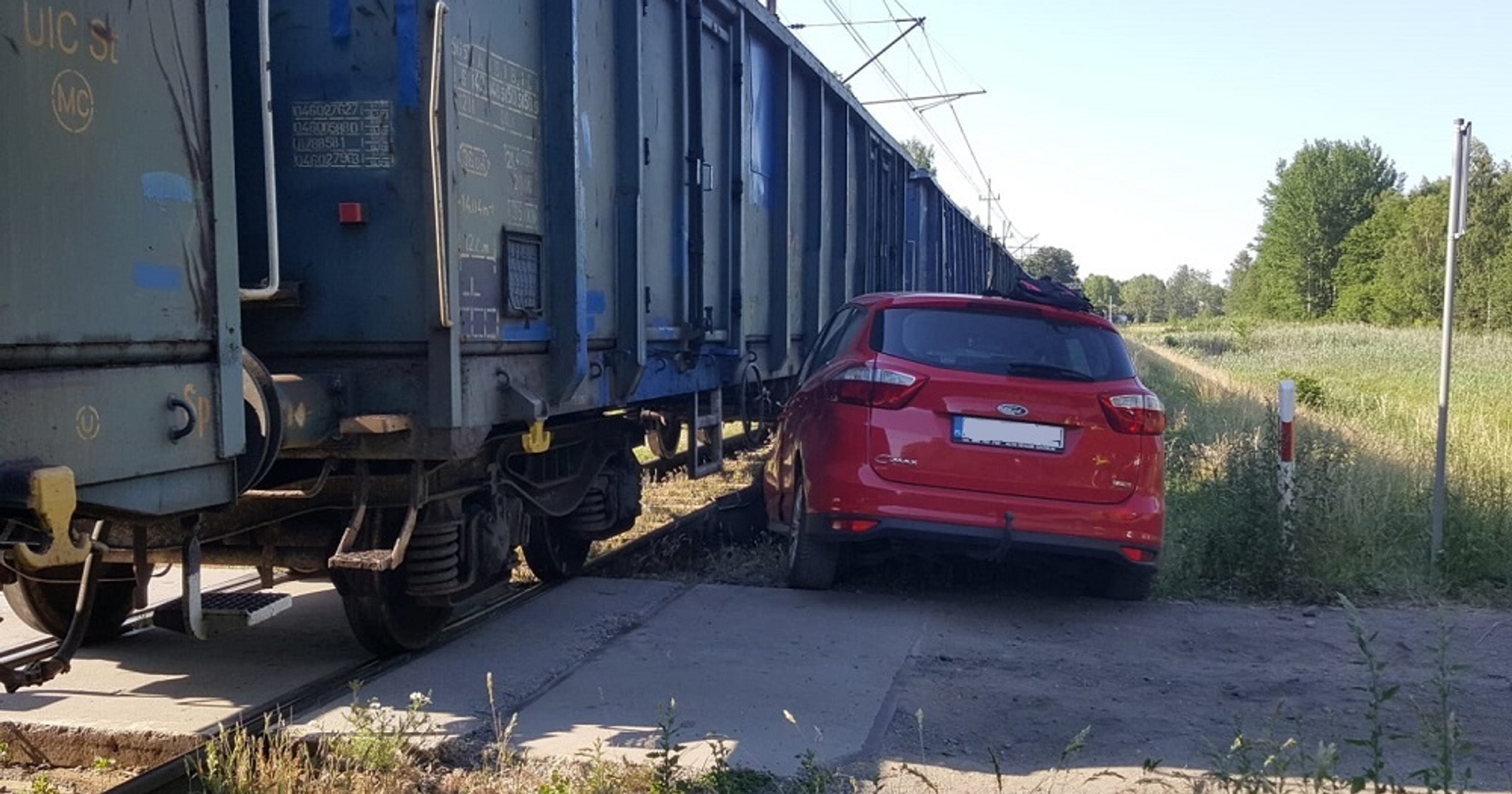 Wjechał Fordem w pociąg towarowy