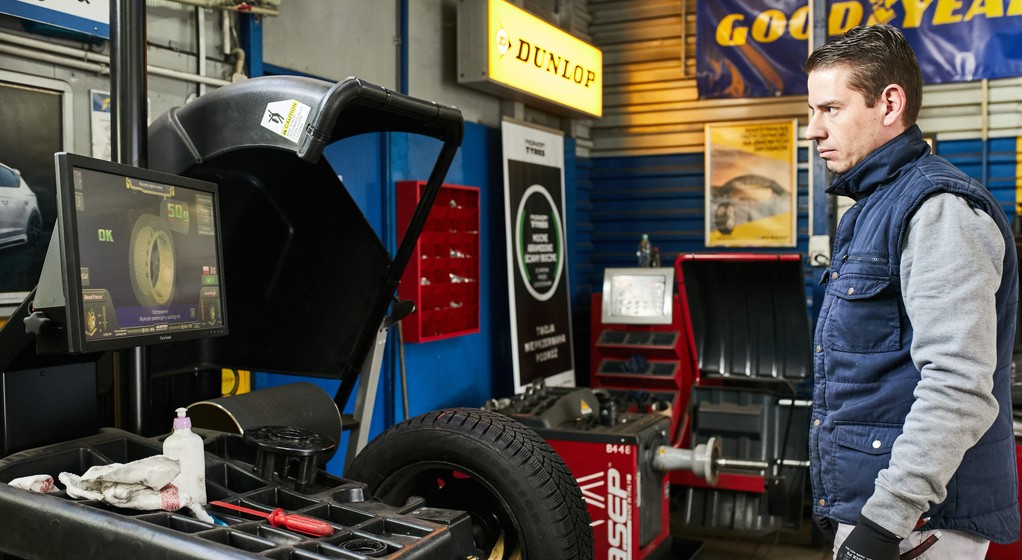 Wyważanie kół na wyważarce z testem drogowym