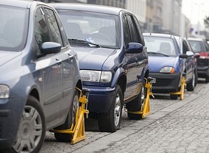 Warto wozić miarkę w samochodzie. Tak unika się mandatu za parkowanie