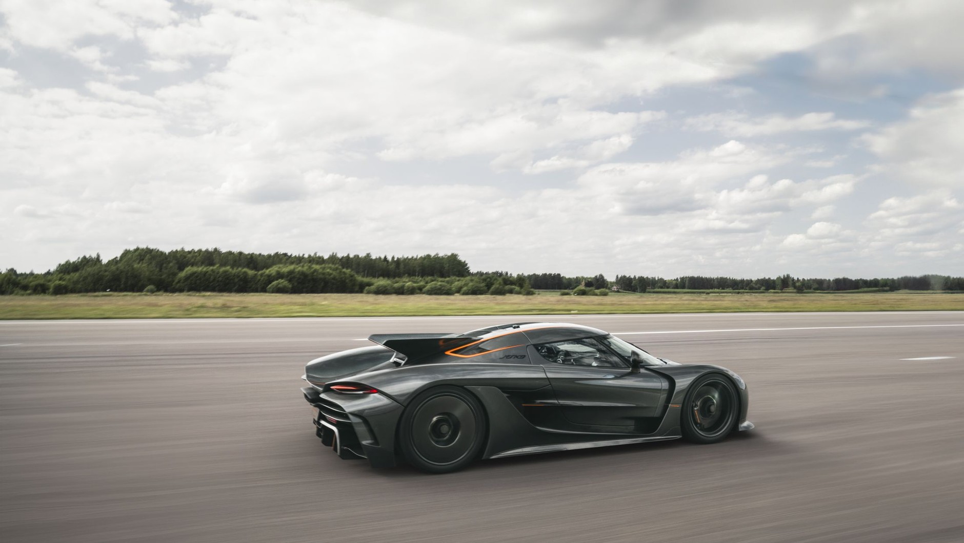Koenigsegg Jesko Absolut na szwedzkim lotnisku