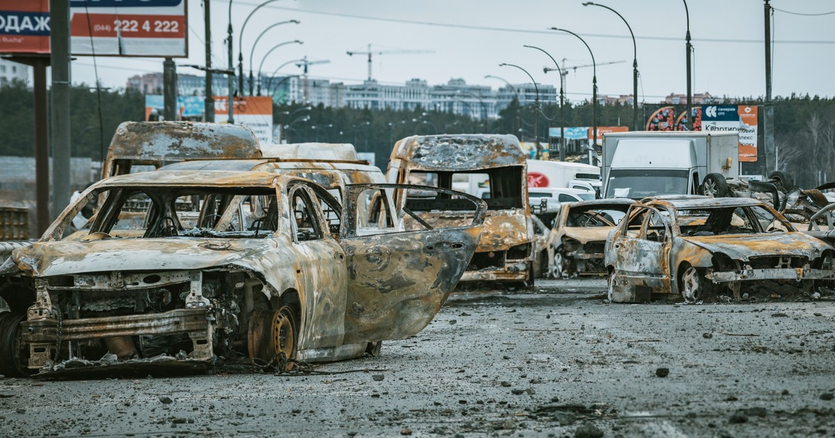 Samochody zniszczone w wyniku agresji Rosji na Ukrainę